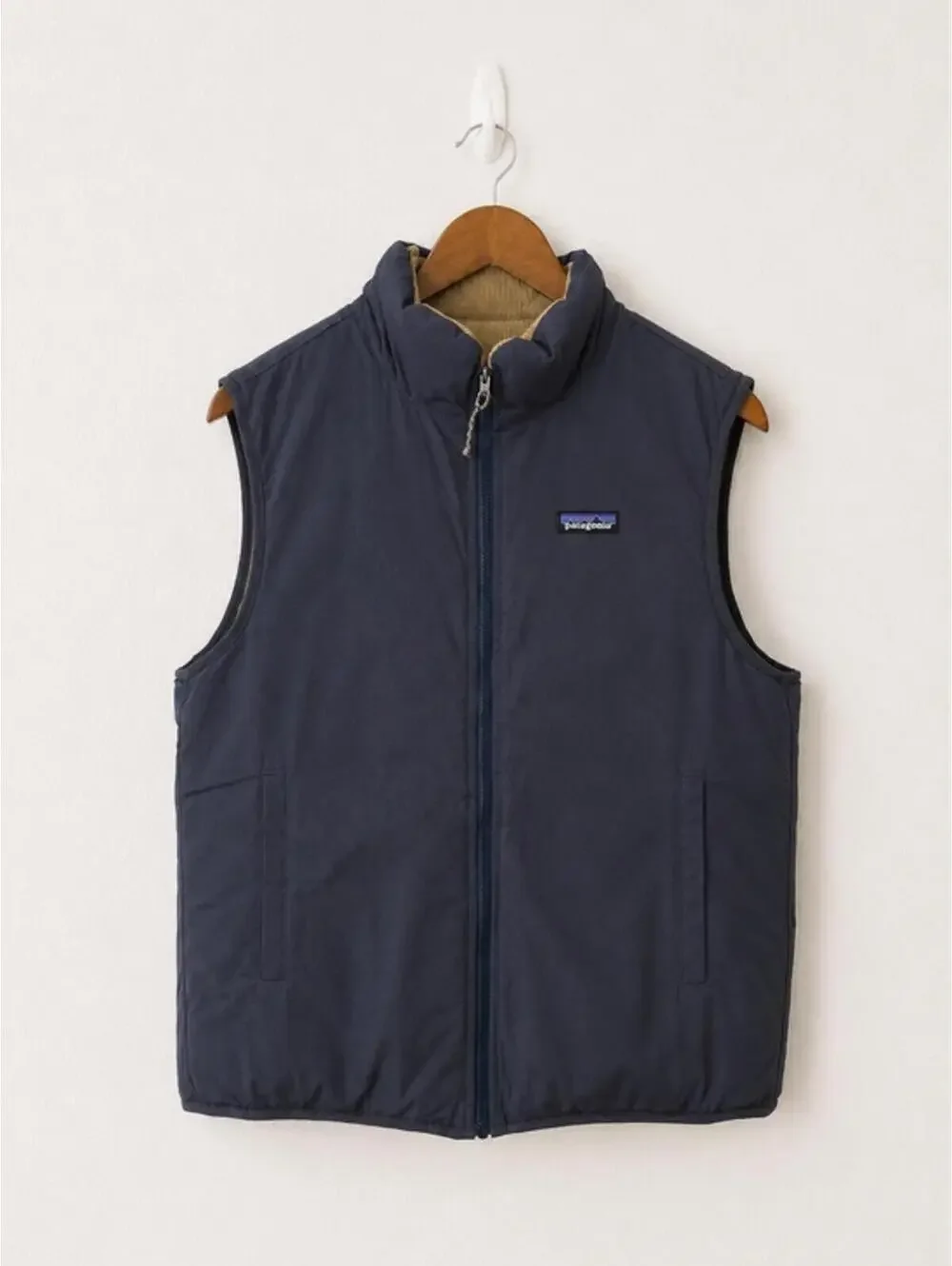 Patagonia Reversible Insulated Corduroy Puffer Vest Navy Beige Unisex S/M - Picture 1 of 4